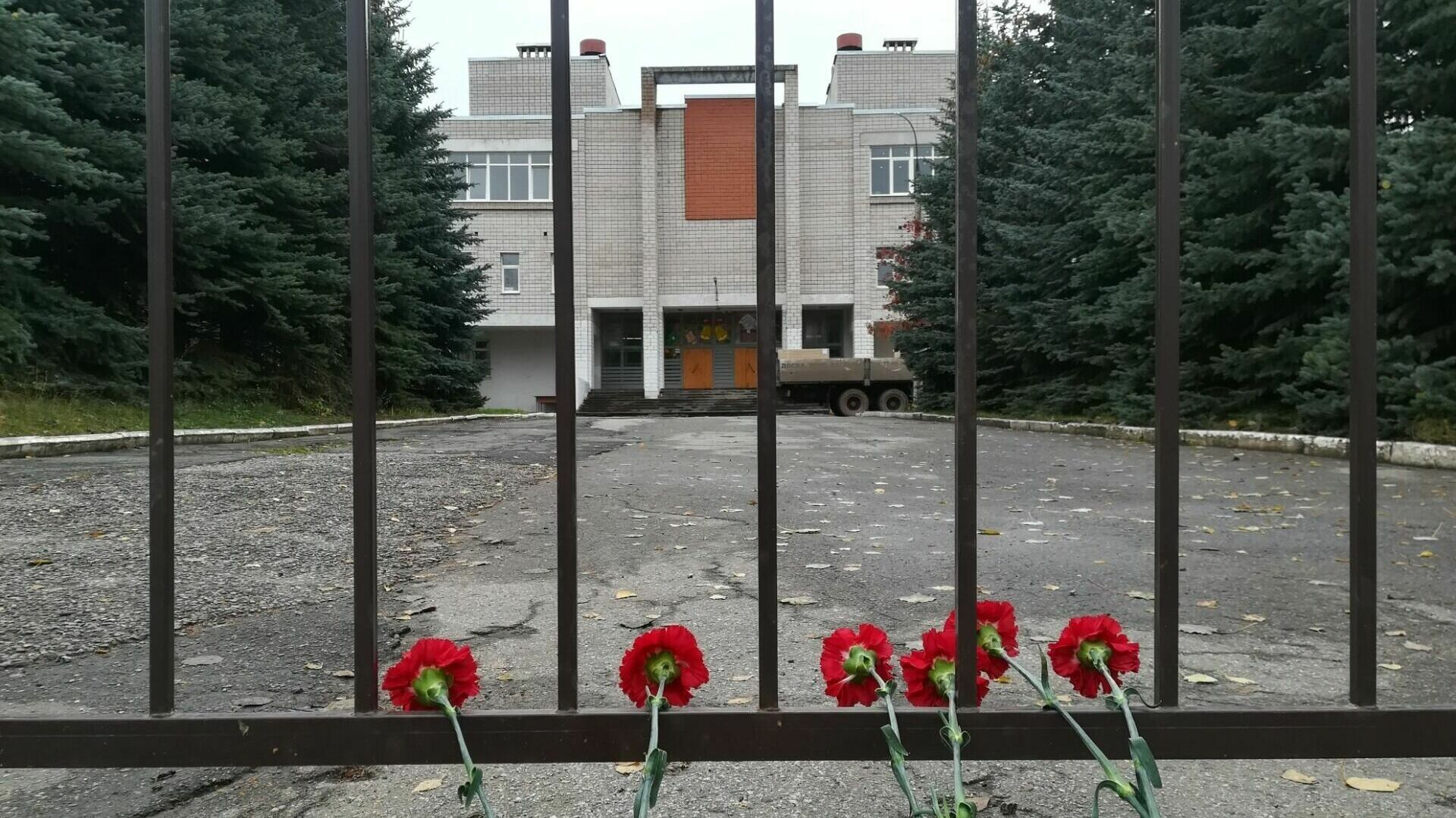 Число погибших в 88 школе выросло до 18, гуманитарка в Вольск и 3D-блины от студентов