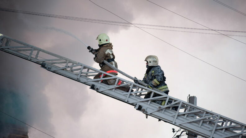 Пятерых человек эвакуировали во время пожара в Глазове
