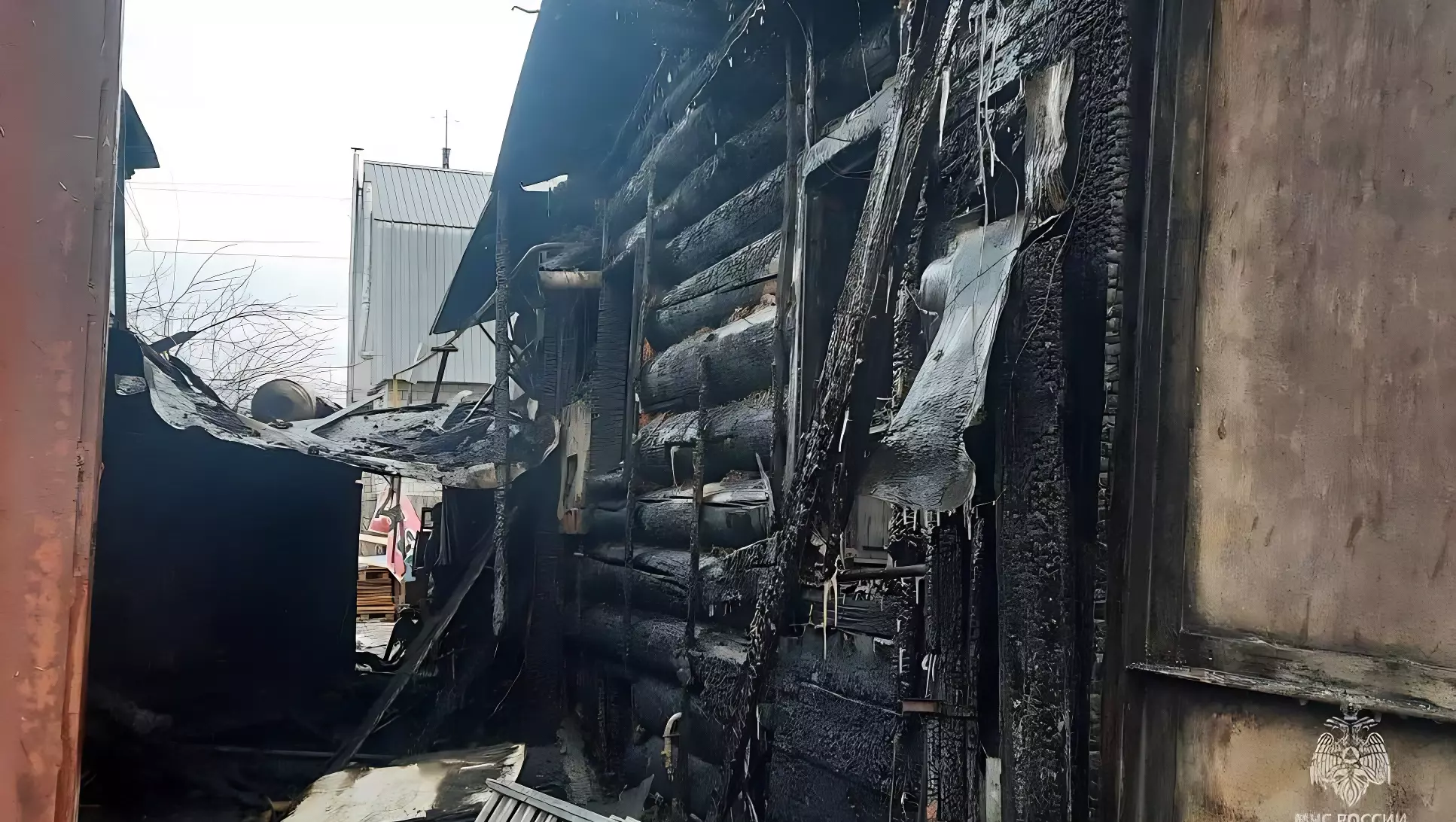 Жилой дом сгорел в Ижевске из-за ветхой электропроводки