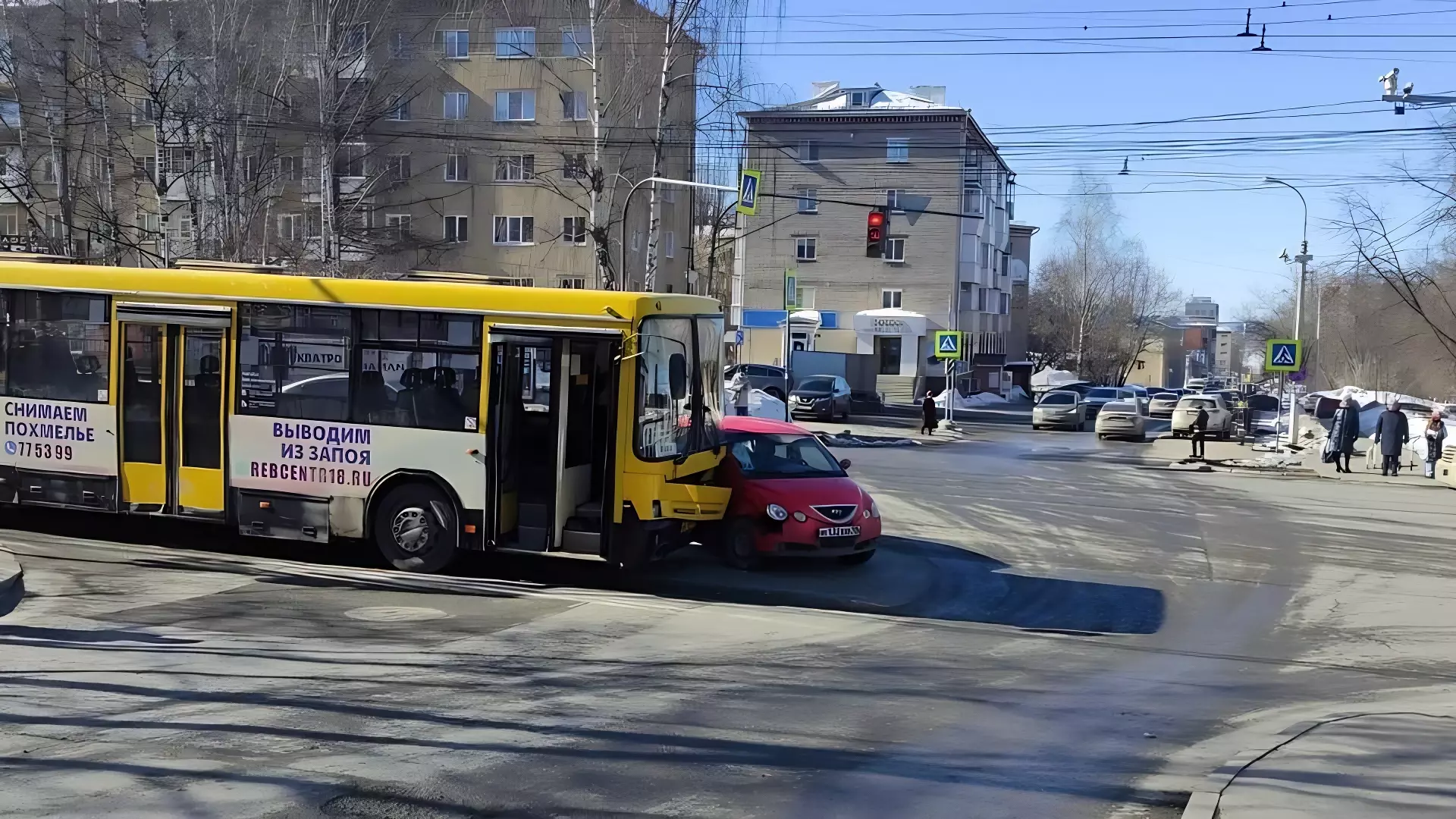 Автобус и иномарка столкнулись на улице Пушкинская в Ижевске