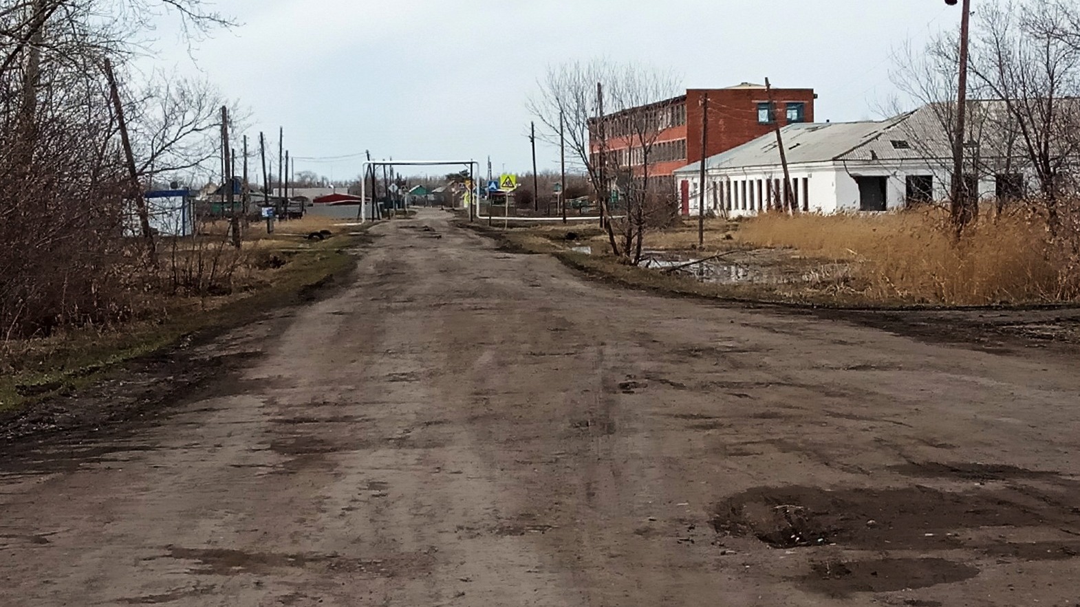 Жители Пугачево вынуждены дышать известковой пылью из-за покрытия дороги