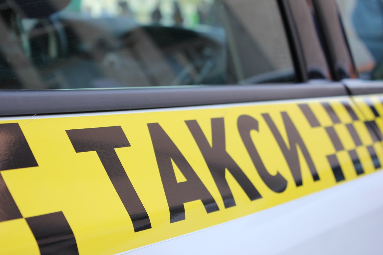 Автомобиль такси сбил 8-летнюю девочку на пешеходном переходе в Ижевске