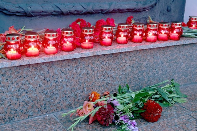 Свечи и цветы горожане возложили к мемориалу на братской могиле героев, погибших во время революции и гражданской войны.