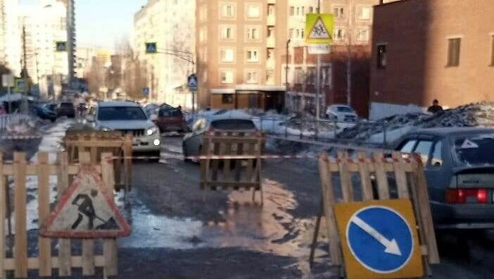 Водопровод прорвало на улице Холмогорова в Ижевске