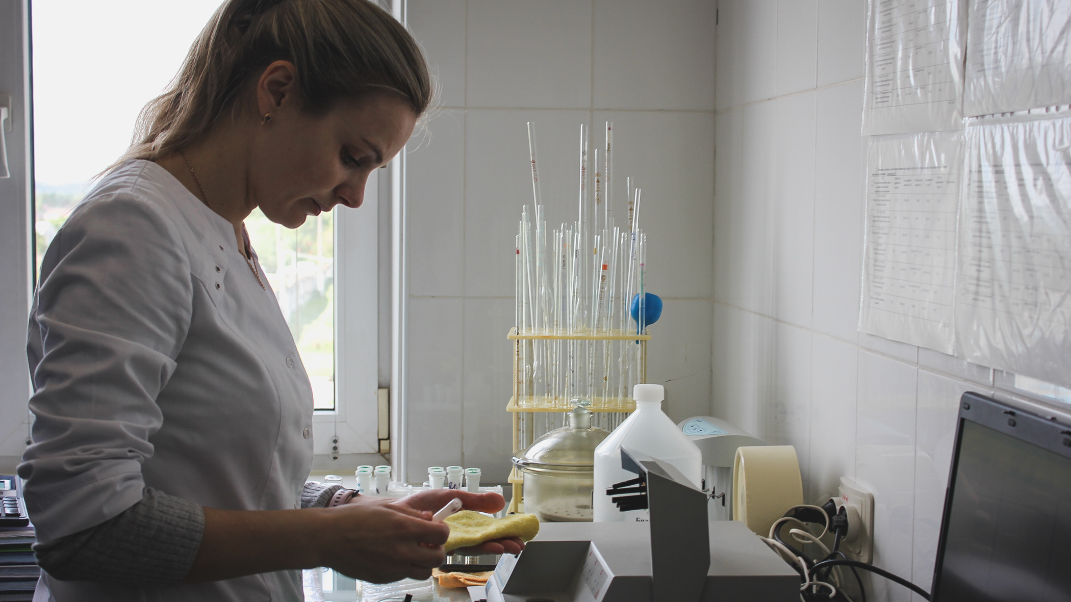 Микробов в тарелке вырастили в баклаборатории 1 РКБ в Ижевске к 100-летию больницы