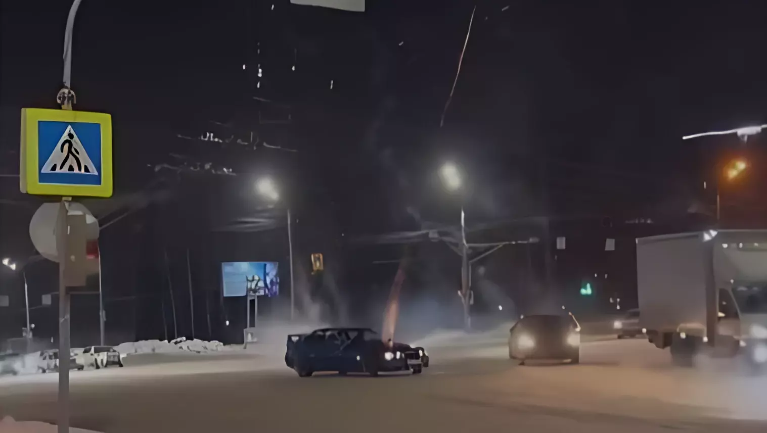 В Ижевске водитель и пассажир BMW запускали фейерверки прямо из окна авто
