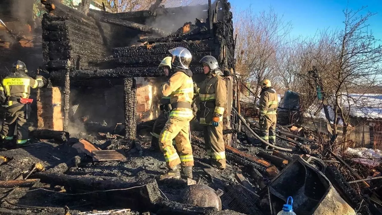 В Удмуртии жилой дом загорелся из-за короткого замыкания проводов