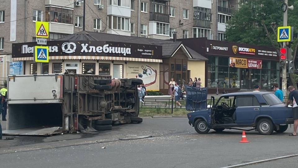 «ГАЗель» и «ВАЗ» столкнулись на перекрестке дорог в Ижевске