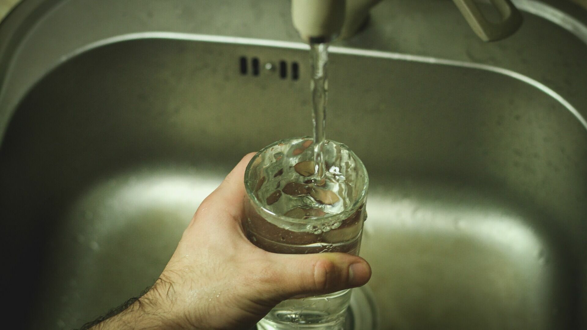 Холодную воду в масло. Вода из крана. Некачественная питьевая вода. Пробы воды.