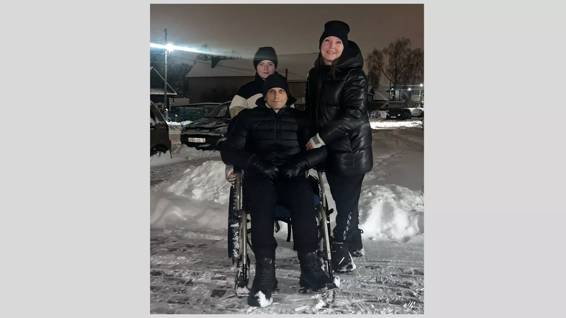 «Не можем доехать на коляске до магазина»: инвалиды в Ижевске просят очистить дорогу
