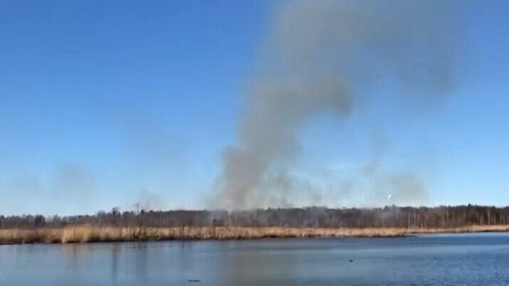 МЧС: Тушение пожара на Юровском мысу в Ижевске осложняет болотистость местности