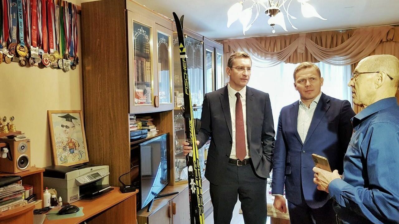 В рамках «Елки желаний» пенсионеру-марафонцу из Воткинска подарили новые лыжи