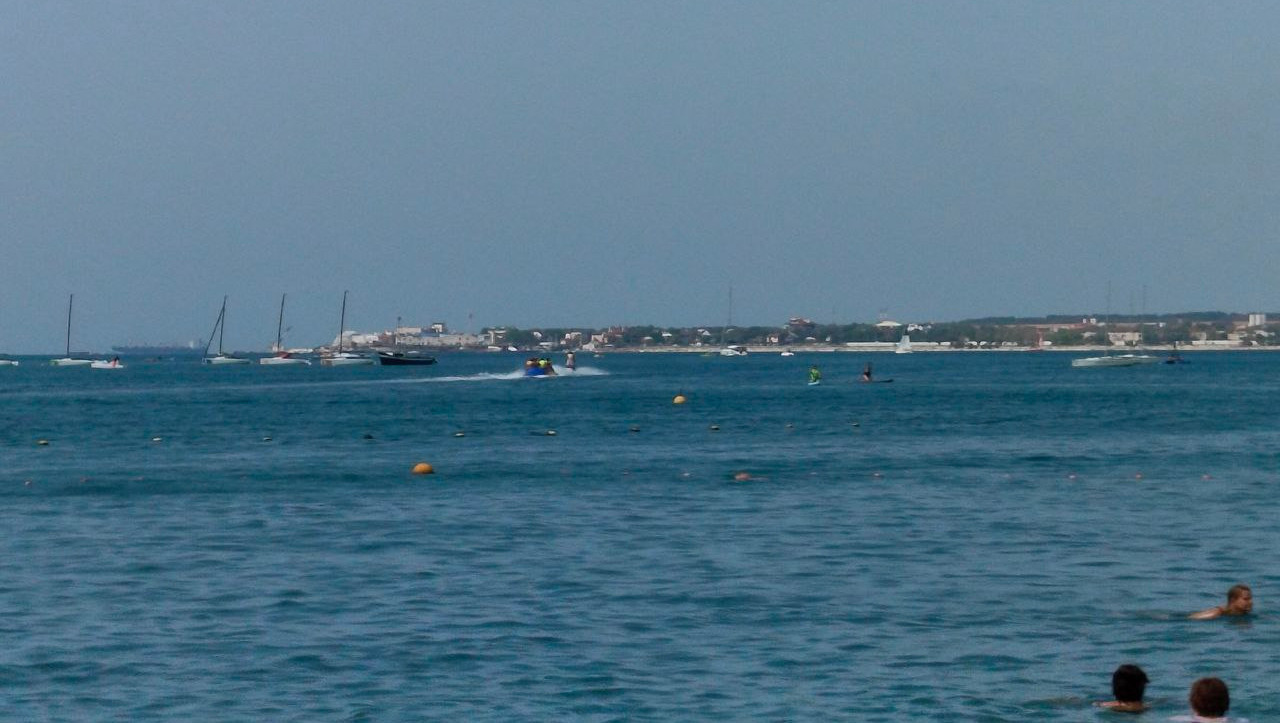 "Лодки, "бананы и катера на море в Геленджике. 