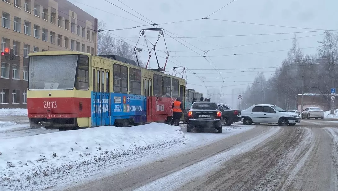 Движение трамваев по улице Ленина в Ижевске возобновили после ДТП