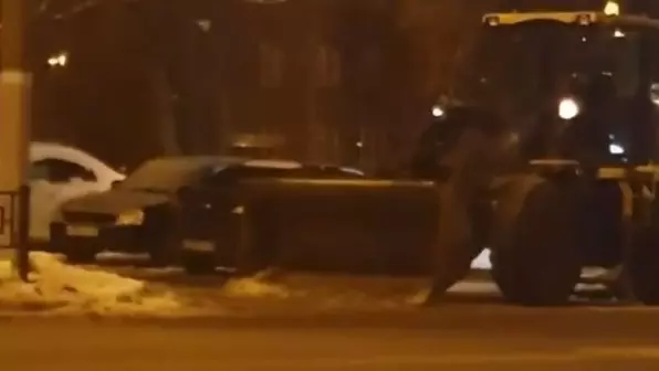 «Невидимый снег» убирали подрядчики в Ижевске и попали на видео