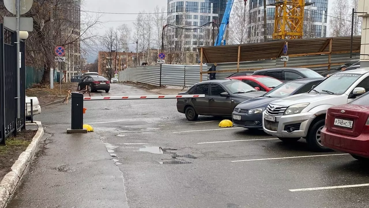 Участок улицы Красной в Ижевске перекрыли шлагбаумом