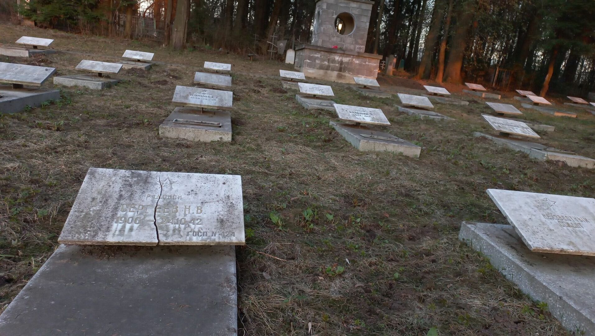 Расколотые плиты и выбитое стекло: ижевчане о воинском мемориале на Северном кладбище