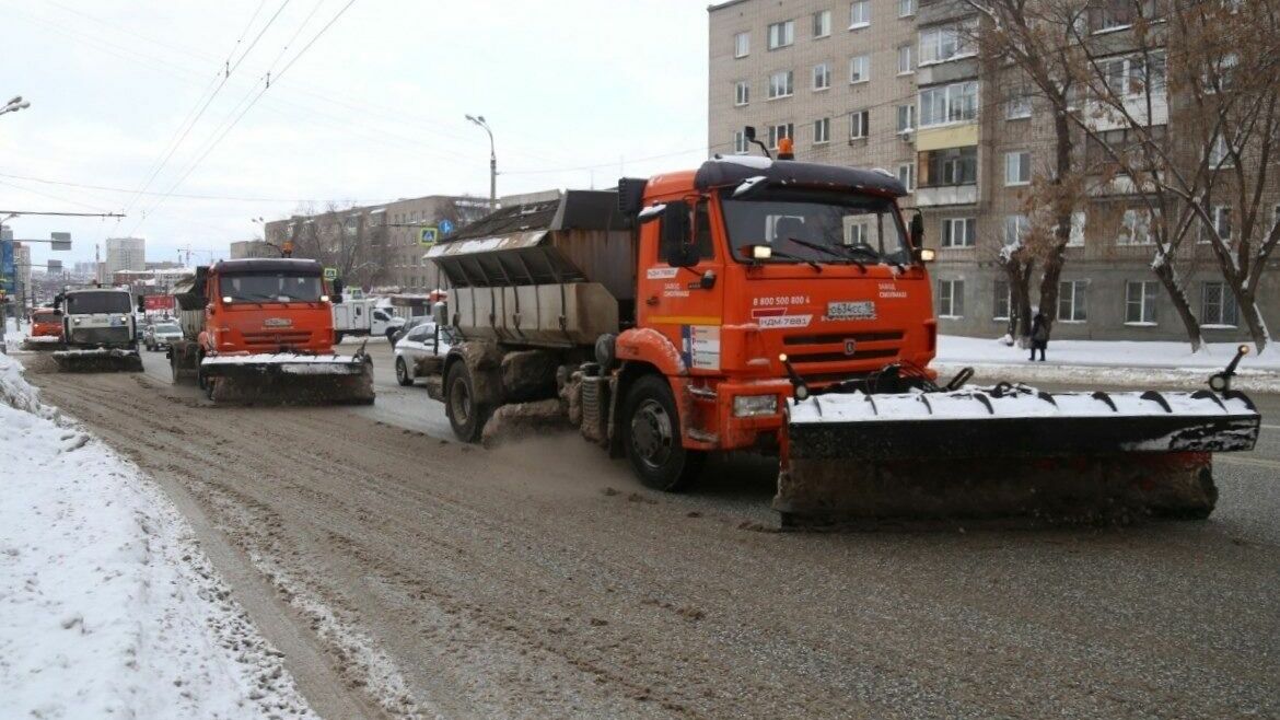 93 единицы техники очищают Ижевск от снега 24 ноября