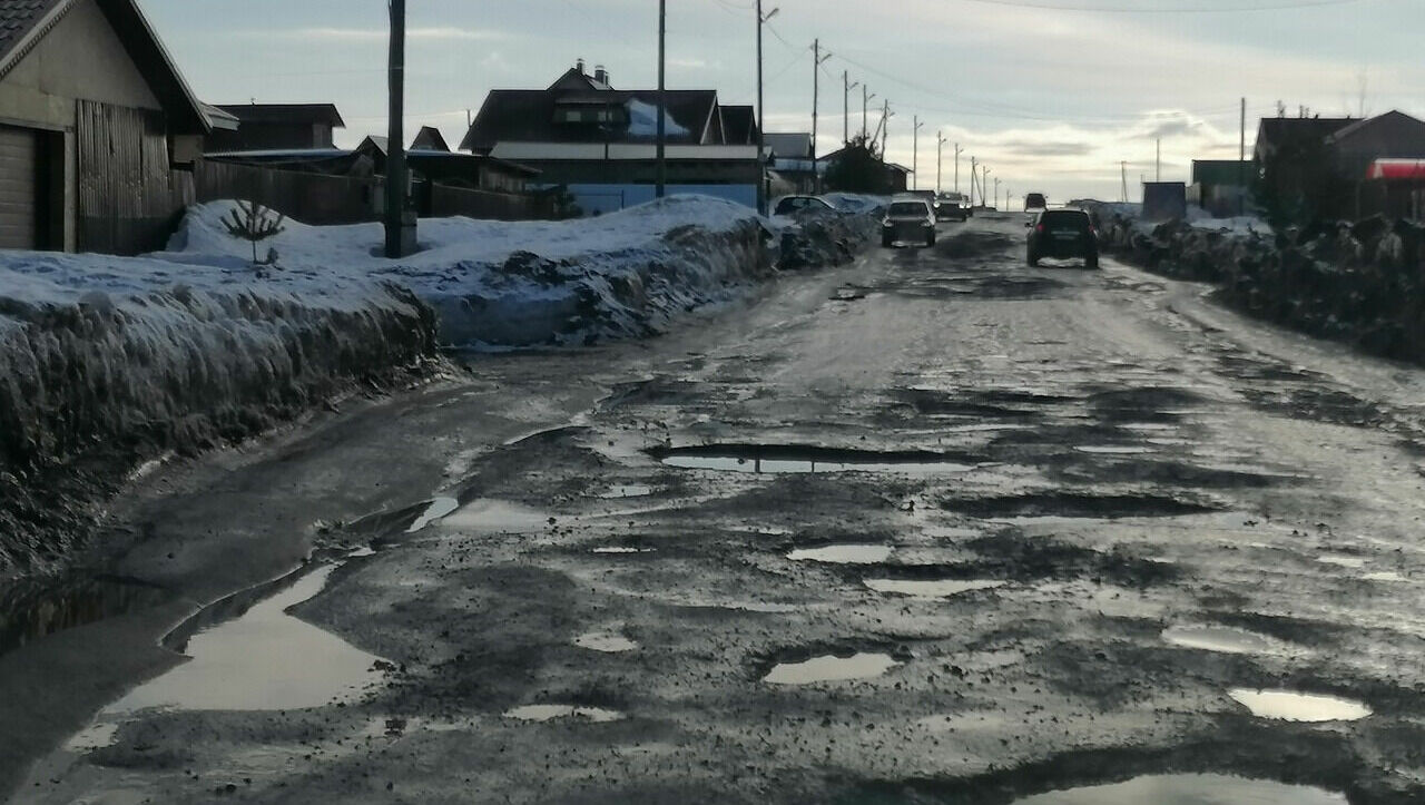 «Весь Ижевск в полной яме»: жители города в соцсетях показали разбитые дороги
