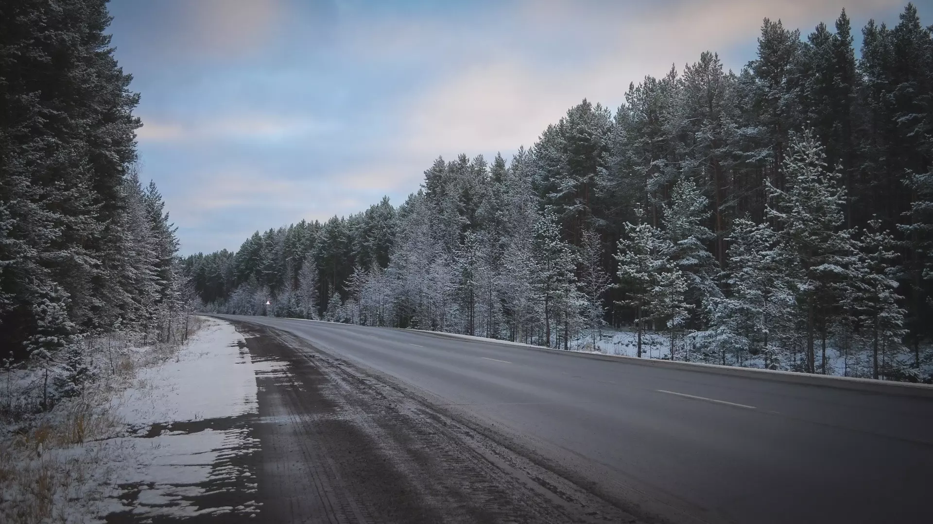 Водителей Удмуртии предупреждают о гололеде и снежном накате на дорогах