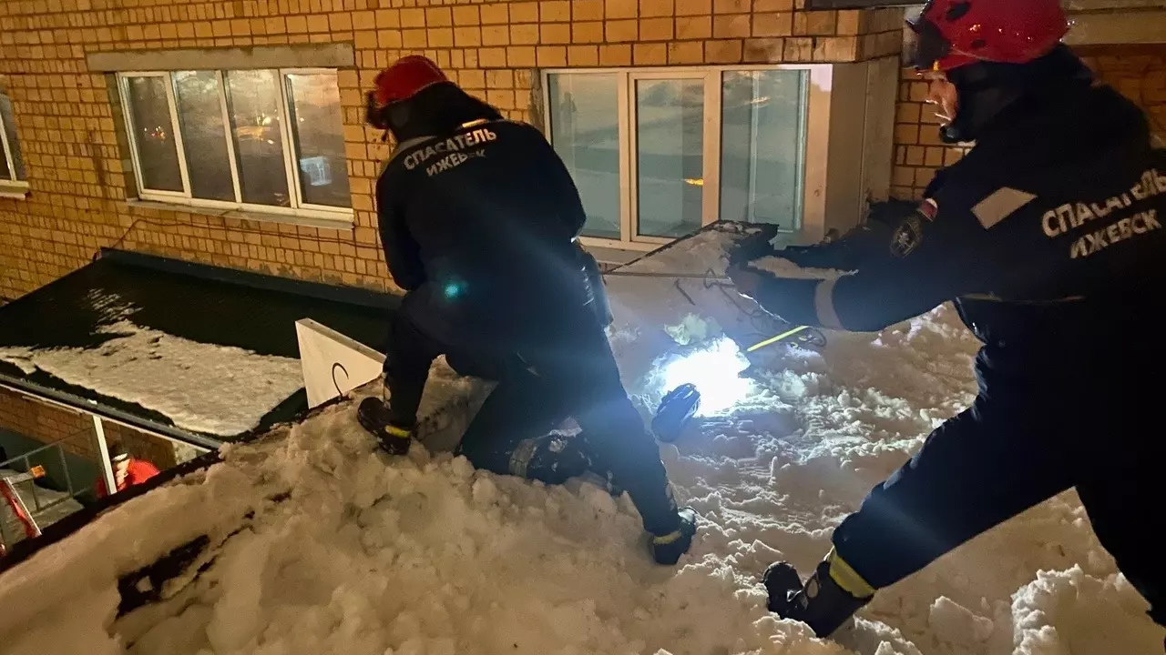 В Ижевске из окна многоэтажки выпал мужчина