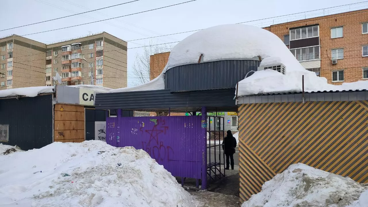 Жители Ижевска опасаются схода снега и падения сосулек с крыш