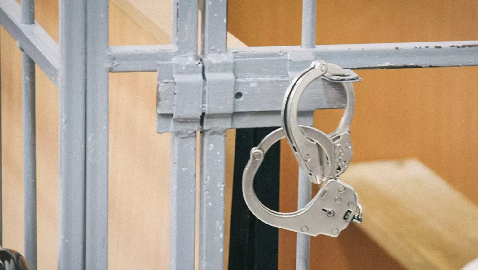 К 4 годам лишения свободы приговорили 18-летнего курьера мошенников в Удмуртии