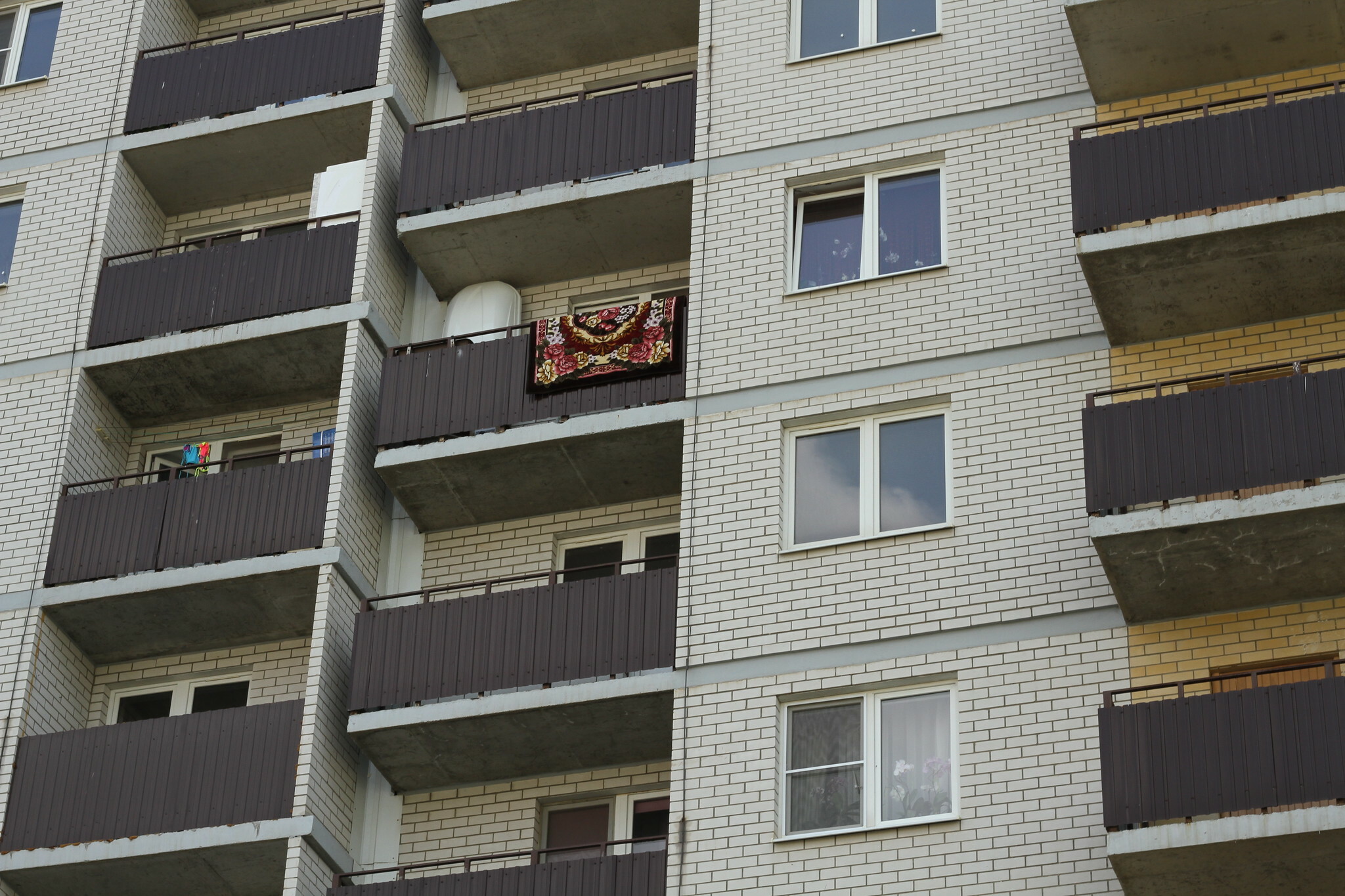В Ижевске девочка спрыгнула с балкона
