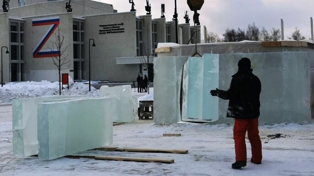 В Ижевске началось строительство сказочного ледового городка