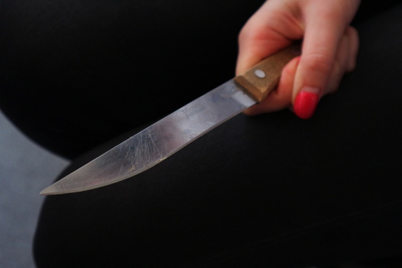 Ижевчанка серьезно ранила ножом своего сожителя