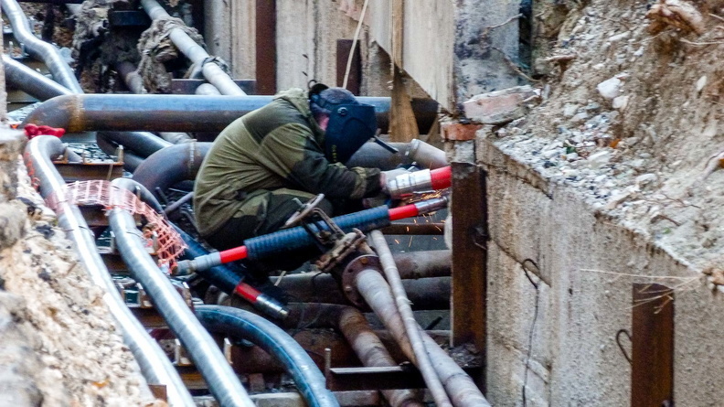 В Ижевске на улице Коммунаров заменяют ветхий трубопровод теплосети
