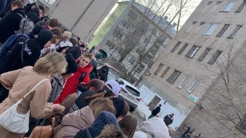 Очевидцы: В Ижевске снова эвакуируют студентов техникумов