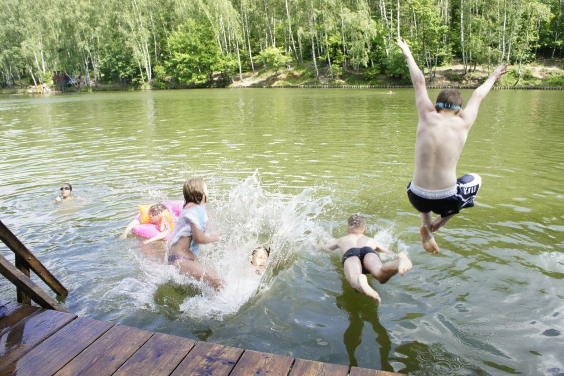 Какие люди купаются. Купание в водоемах. Отдыхающие на пруду. Летнее купание. Дети купаются в озере.