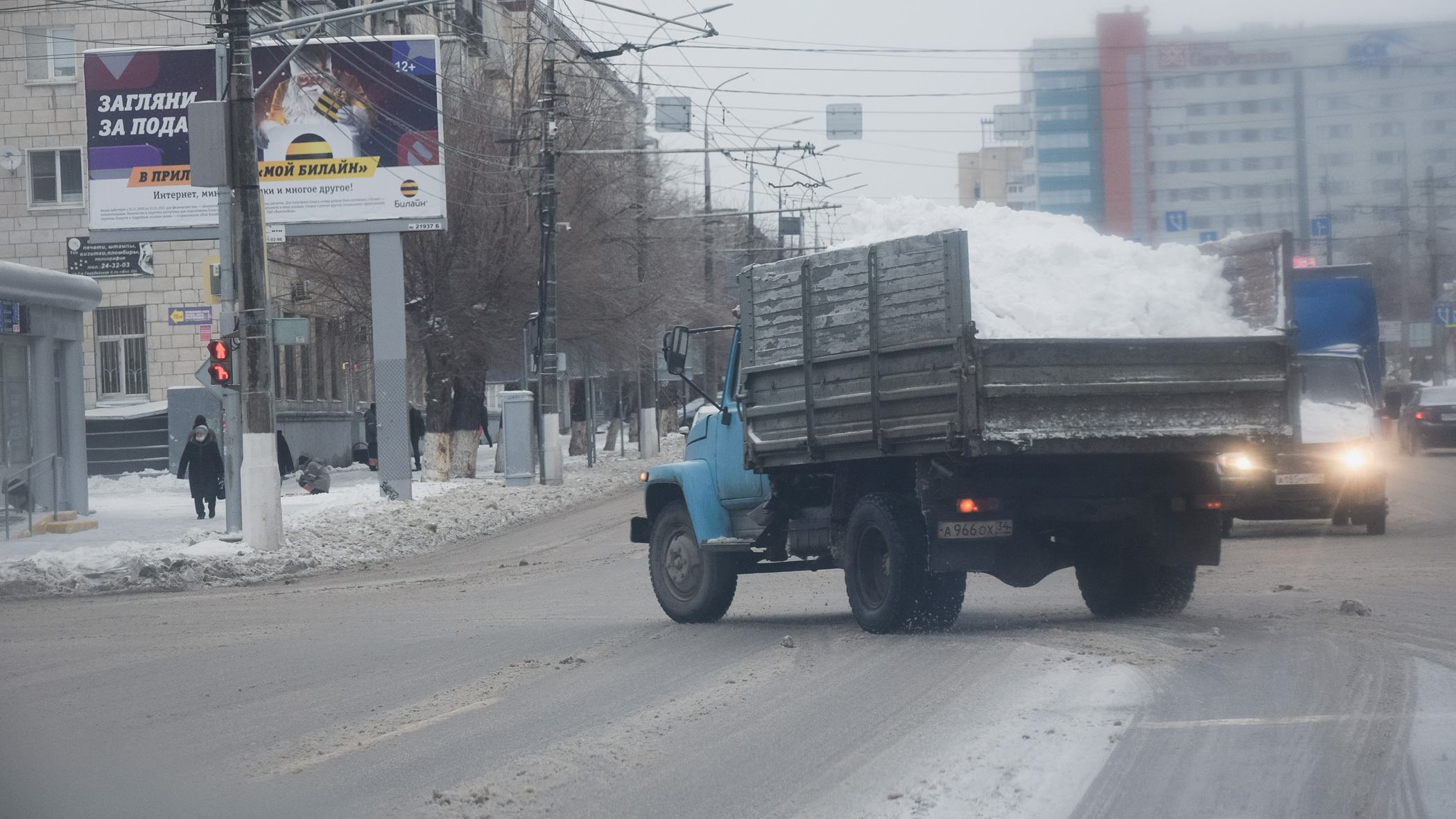 «Гоняют под 90!»: жители Ижевска жалуются на скорость вождения самосвалов со снегом