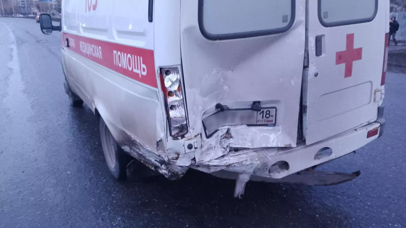 Три человека пострадали в ДТП с автомобилем скорой помощи в Ижевске