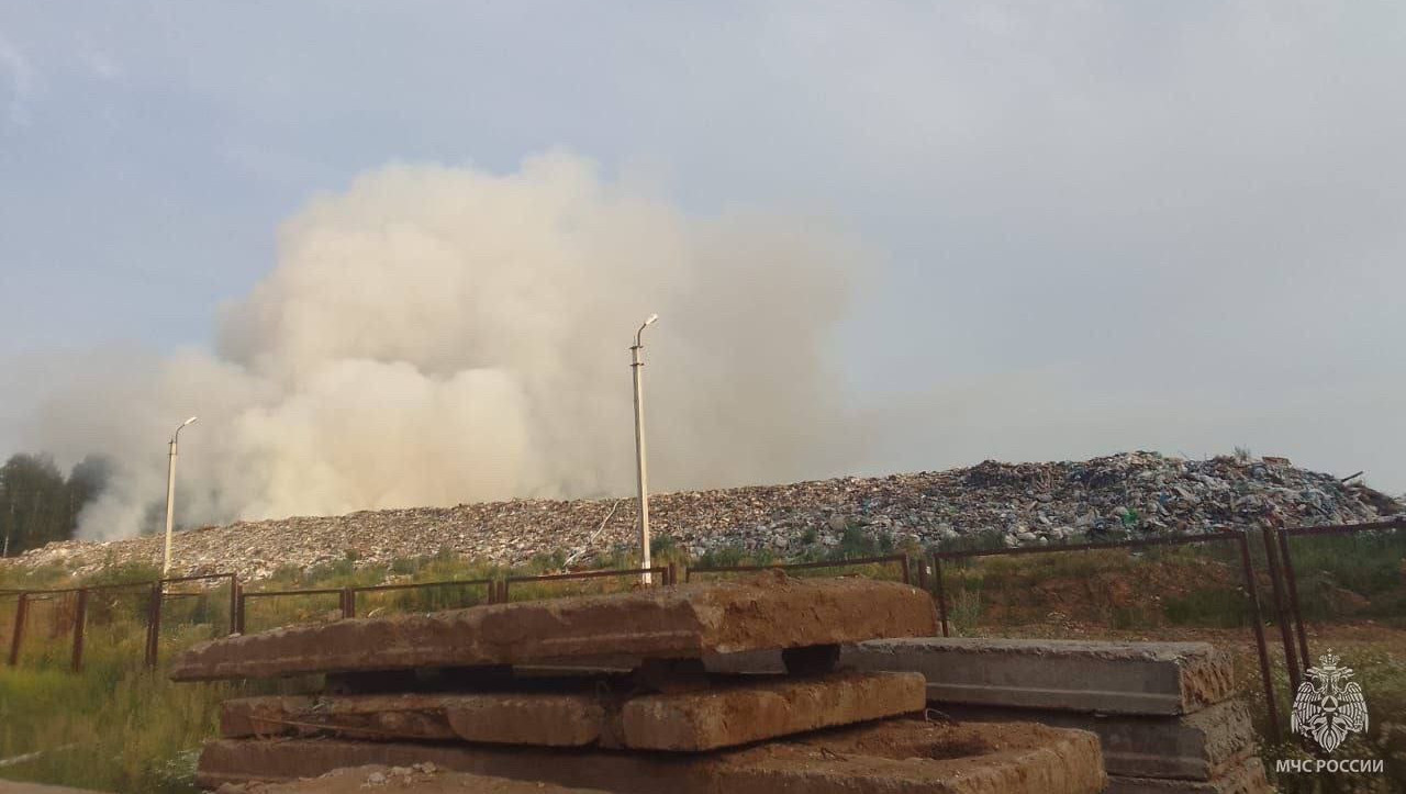 Специалисты выехали на горящий мусорный полигон в Можге для исследования воздуха