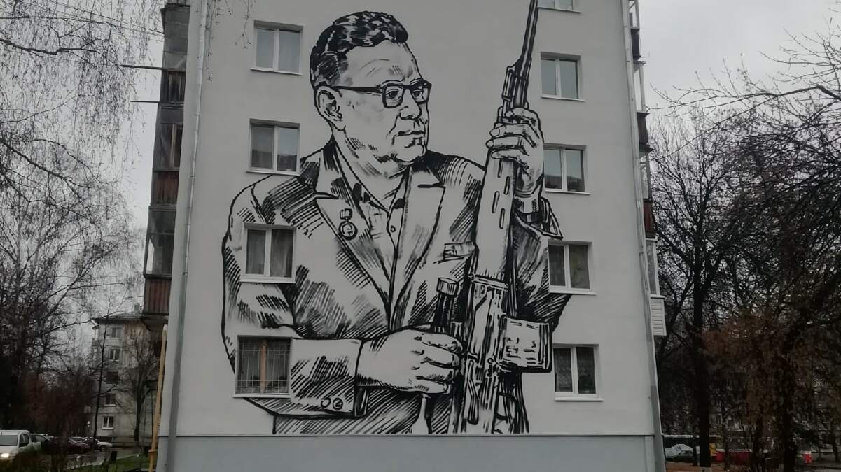 Портрет конструктора Драгунова появился на фасаде дома в Ижевске