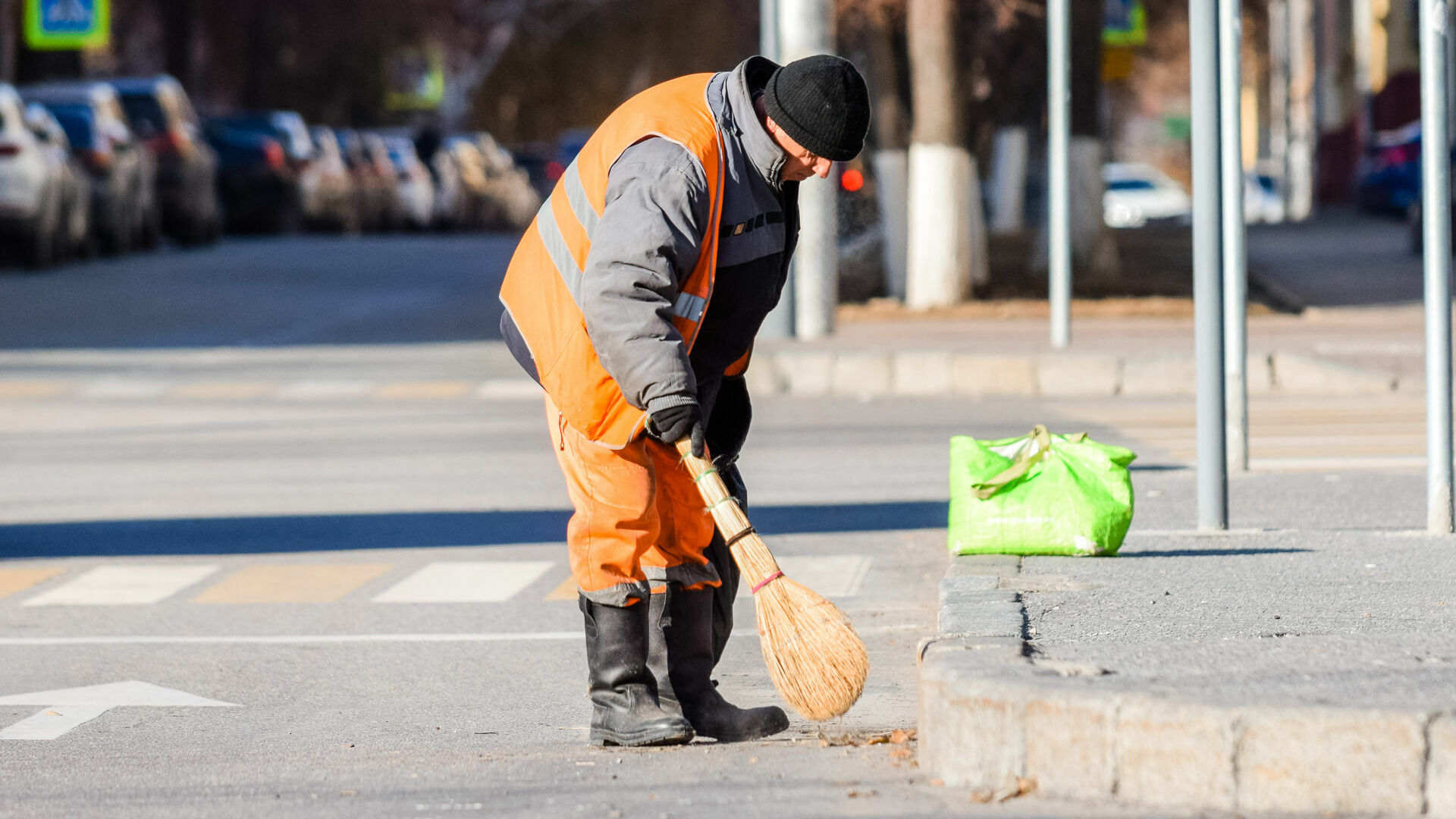 Власти Глазова: Все коммунальные силы бросили на уборку улиц от зимней грязи