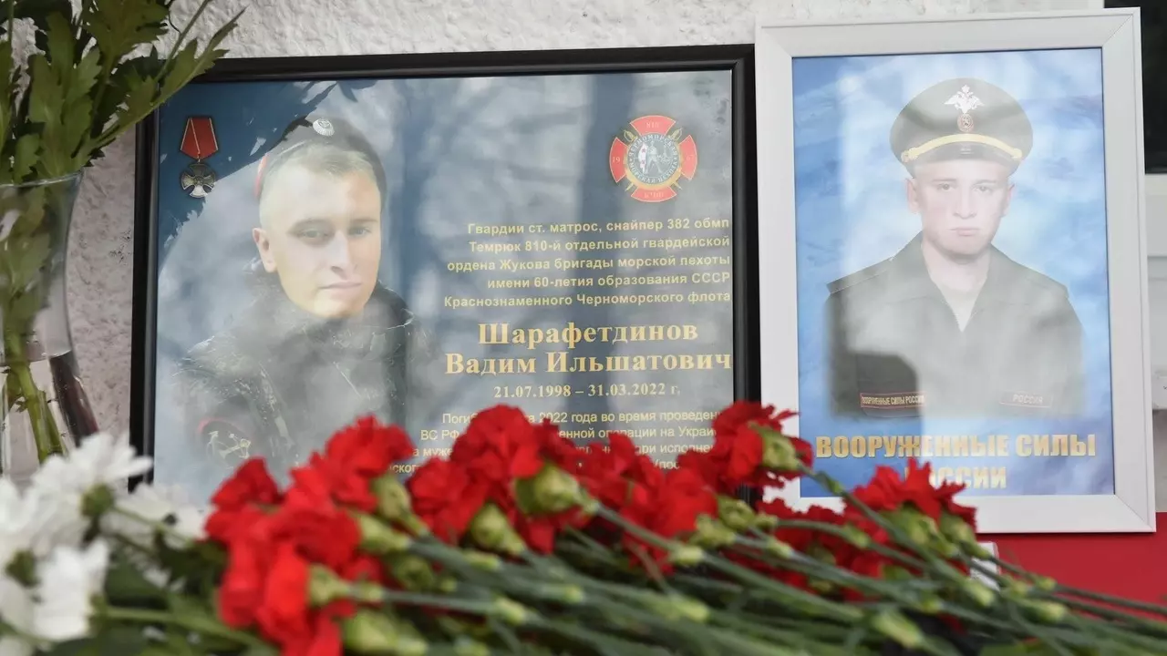 В Сарапуле открыли мемориальную доску погибшему на СВО бойцу