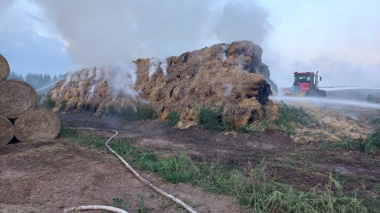В Киясово сгорело 200 рулонов соломы