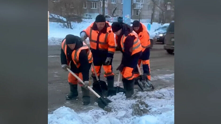 В Ижевске на уборку снега вручную 26 ноября вывели 100 дорожных рабочих