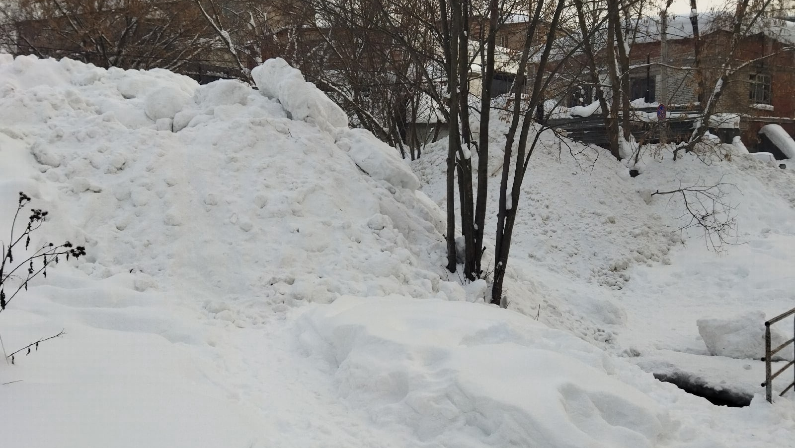 Гаражный кооператив продолжает сваливать снег с дорог в речку Карлутку в Ижевске