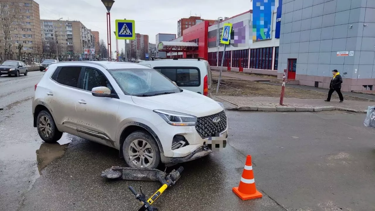 В Ижевске водитель электросамоката пострадал при столкновении с иномаркой