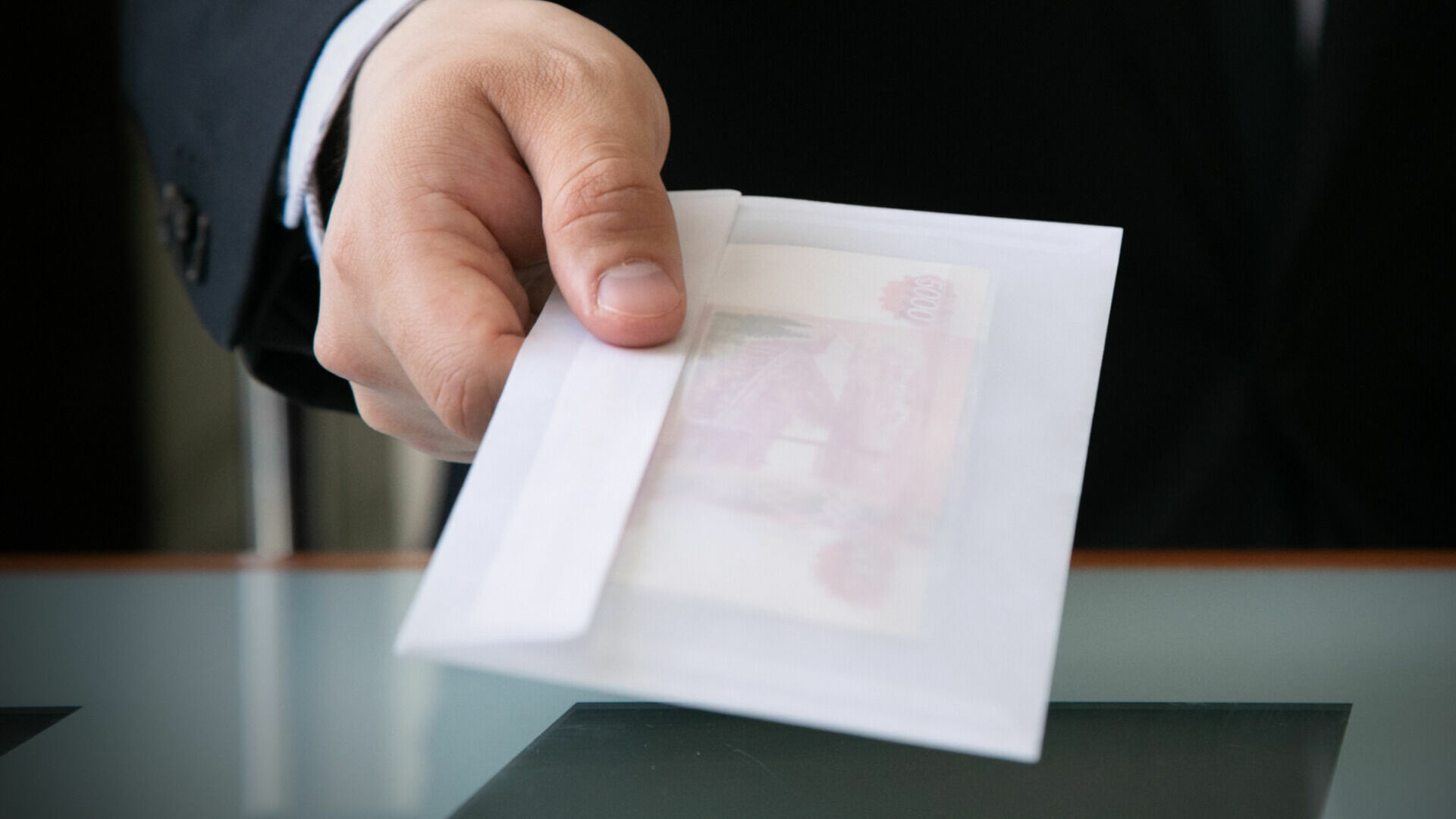 Директора бюджетного учреждения в Ижевске задержали за получение крупной взятки