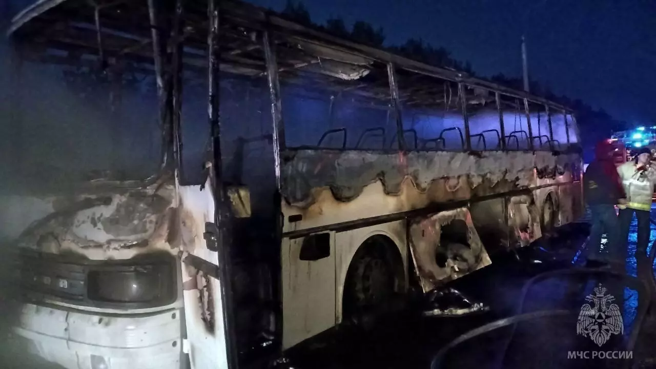 При возгорании рейсового автобуса в Удмуртии пострадали два человека