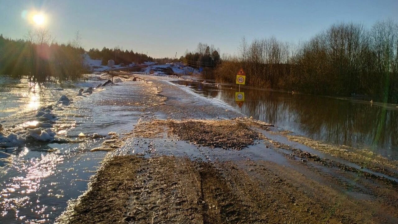 На разбитой дороге в Красногорском районе Удмуртии по документам значится асфальт