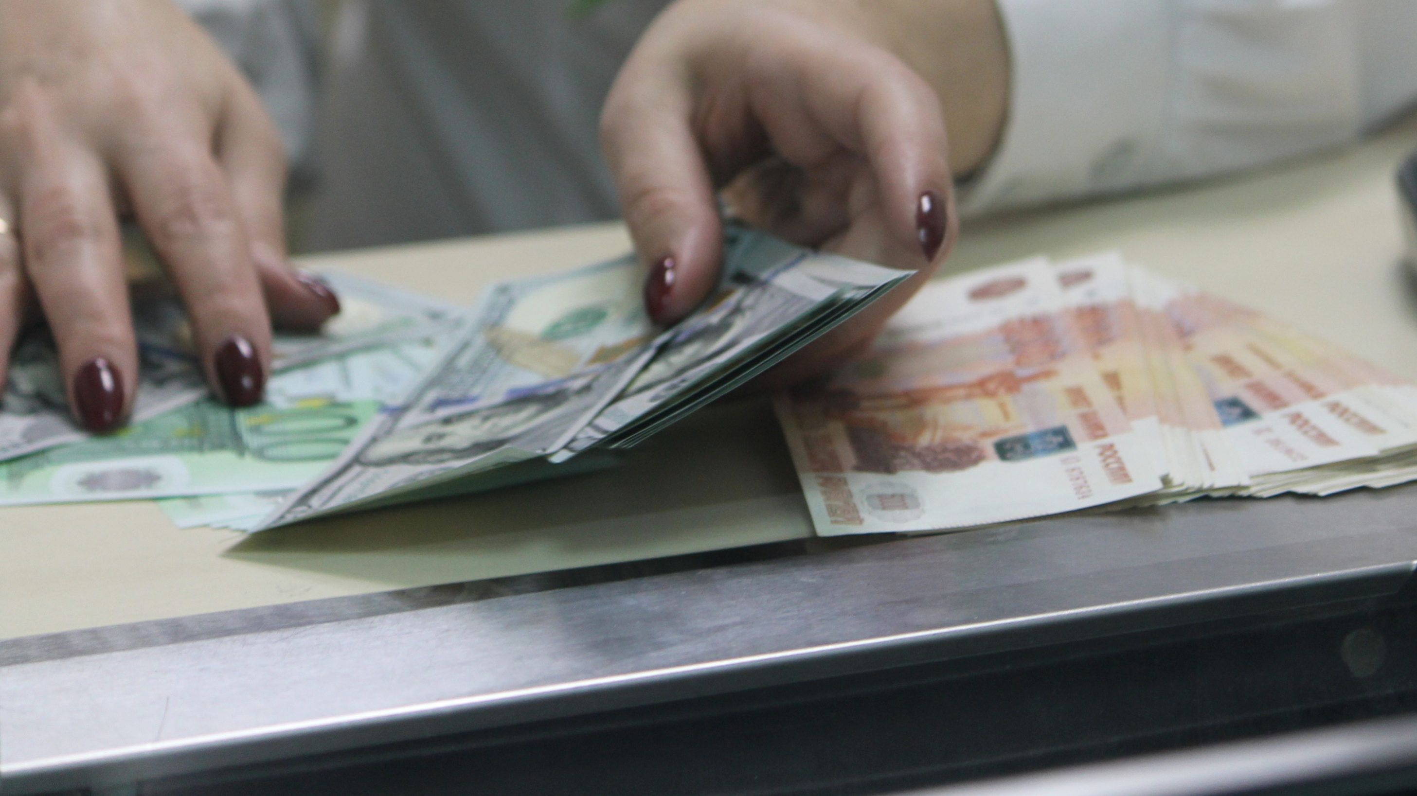 Более 12 млн рублей похитила у клиентов работница банка в Удмуртии