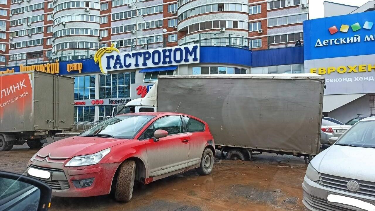 На улице Пушкинской в Ижевске «Газель» провалилась в глубокую яму