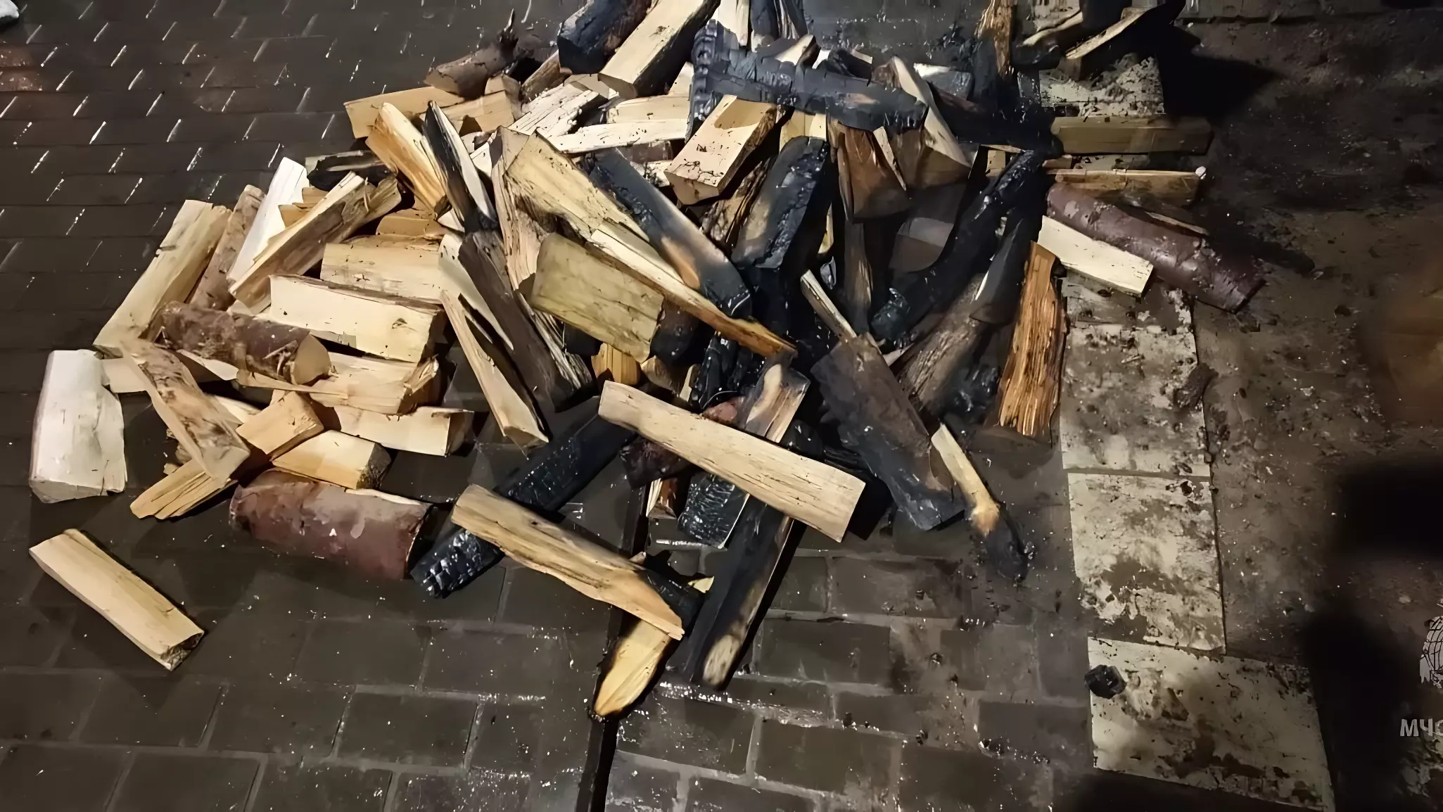 Загоревшиеся дрова стали причиной пожара в ижевском Парке Космонавтов