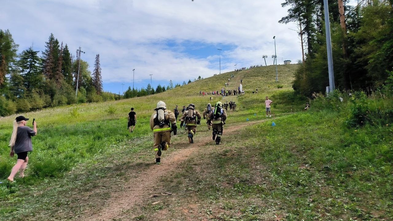 В Удмуртии прошел забег пожарных на гору Чекерил